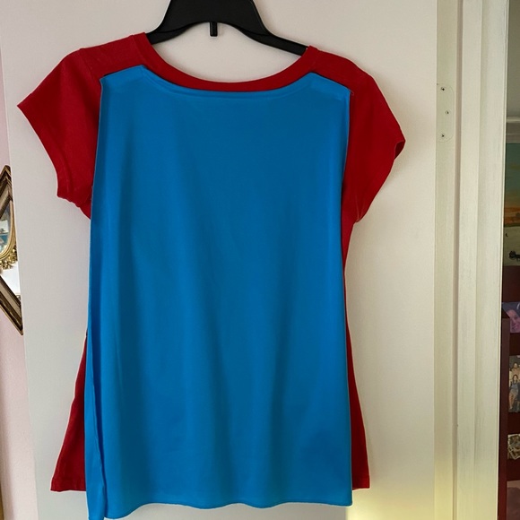 DC Comics Wonder Women T-Shirt w/Cape - Picture 2 of 5